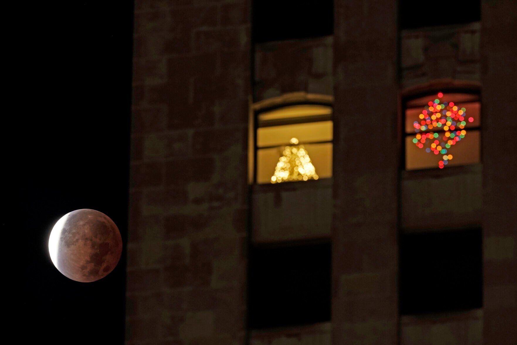 APTOPIX Missouri Lunar Eclipse
